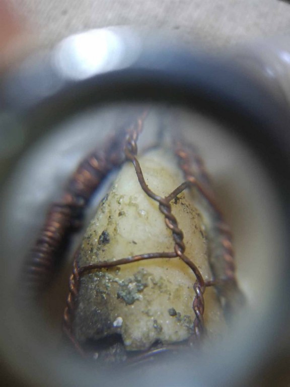 พระทันตธาตุ ครูบาดวงทิพย์ วัดสันป่ายาง อ.แม่แตง จ.เชียงใหม่ องค์นี้เจ้าของเดิมคือ พ่อหนานคำ เป็นหมอยารักษาแบบพื้นบ้านล้านนา เสียชีวิตแล้วเมื่อปี 2530 ต่อมาได้สืบทอดตกมาอยู่ที่จ่าณรงค์ เป็นตำรวจอยู่ อ.แม่แตง จ.เชียงใหม่ ปัจจุบันอายุ 58 ปี (พ.ศ.2566)