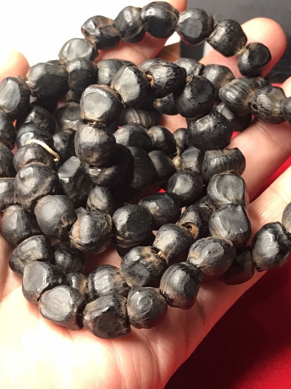 ประคำเม็ดกล้วยป่า พระเกศาพระธาตุข้าวบิณฑ์ หวายเสกเลี่ยมเดิม พระเกศาสายสิญจ์และจีวรหลวงปู่ครูบาชัยยะวงศา วัดพระพุทธบาทห้วยต้ม จ.ลำพูน ประคำ ได้มาจากชาวกะเหรี่ยงห้วยต้มชื่อจาเอ ส่วนชุดพระเกศาพระธาตุข้าวบิณฑ์ หวายเสก จีวรในขวดได้มาจากอดีตพระจอดี๊