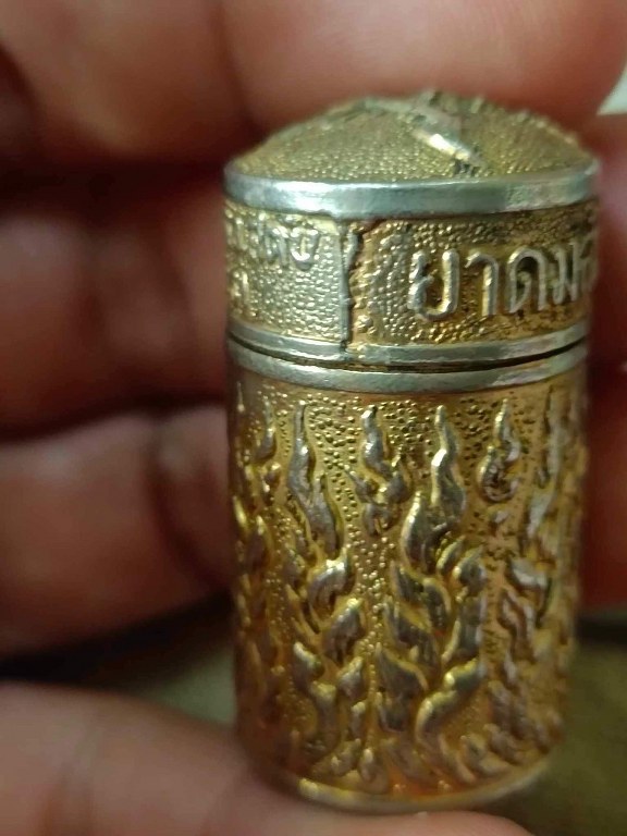 พระทันตธาตุครูบาแสง วัดร่องช้าง จ.ลำพูน ได้มาจากลุงประสิทธิ์ อดีตนายอำเภอ เวียงหนองล่อง อายุ 74 ปี เล่าว่าได้มา เมื่อสมัยที่ท่านเป็นปลัดอำเภอ อ.ป่าซาง เมื่อปี 2532 ได้จากผู้ช่วยผู้ใหญ่บ้านใน อ.ป่าซาง ซื่อว่าวิโรจน์ซึ่งมีศักดิ์เป็นหลานครูบาแสง