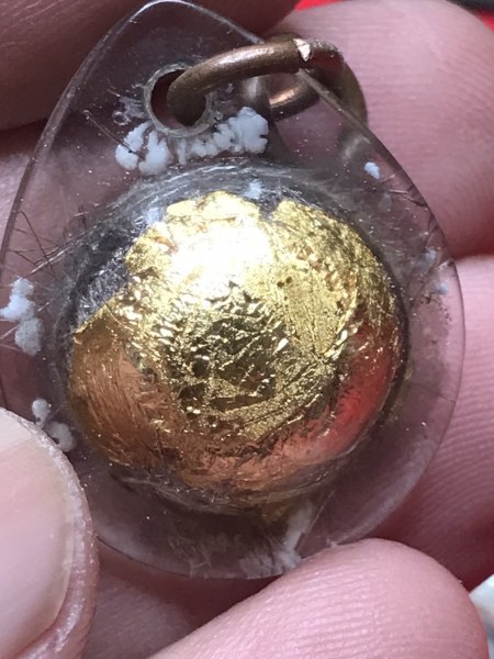 ๑. ตะกรุดเงินจารมือครูบาชุ่ม โพธิโก ๒. รูปถ่ายเก่าด้านหน้าครูบาเจ้าศรีวิชัย ด้านหลังครูบาชุ่ม โพธิโก ๓. พระเกศาครูบาชุ่ม โพธิโก ปิดทอง ๔. พระอัฐิธาตุ ครูบาชุ่ม โพธิโก ได้มาจากลุงดิศ อายุกว่า ๖๐ ปีแล้ว เป็นของรุ่นคุณพ่อชื่อพ่อหนานมี ชาวประตูป่า จ.ลำพูน