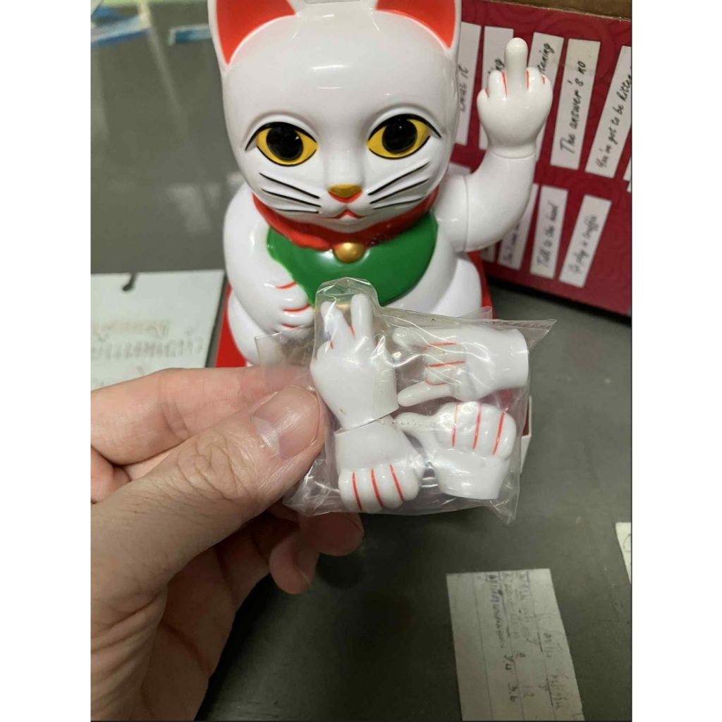 ฟิกเกอร์ แมวกวัก นำโชค กวักโชคลาภ เงินทอง นิ้วกลาง ของมงคล ตกแต่งบ้าน Lucky Cat