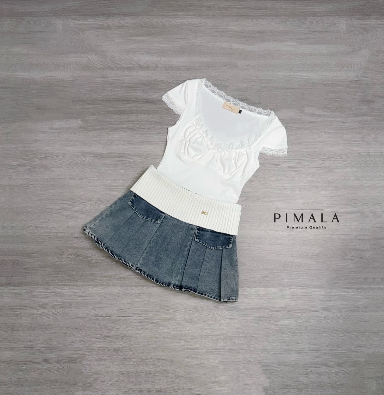 เซ็ตเสื้อสีขาวแต่งขอบลูกไม้มาคู่กับกระโปรงยีนส์