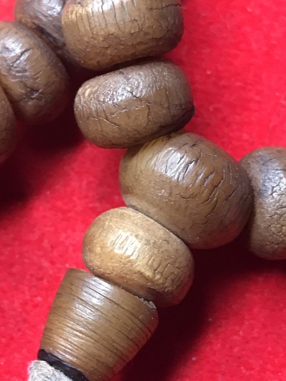 ประคำลูกลาน หลวงปูู่่ครูบาชัยยะวงศา วัดพระพุทธบาทห้วยต้ม สภาพเก่า แตกลายงา ได้มาจากเณรวัดพระพุทธบาทห้วยต้ม เณรบอกข้อมูลว่าได้มาจาก คุณตาที่บ้าน