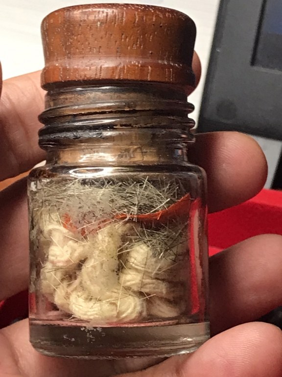 ประคำเม็ดกล้วยป่า พระเกศาพระธาตุข้าวบิณฑ์ หวายเสกเลี่ยมเดิม พระเกศาสายสิญจ์และจีวรหลวงปู่ครูบาชัยยะวงศา วัดพระพุทธบาทห้วยต้ม จ.ลำพูน ประคำ ได้มาจากชาวกะเหรี่ยงห้วยต้มชื่อจาเอ ส่วนชุดพระเกศาพระธาตุข้าวบิณฑ์ หวายเสก จีวรในขวดได้มาจากอดีตพระจอดี๊