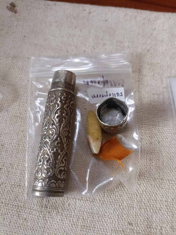 พระทันตธาตุ หลวงพ่่อแกง วัดน้ำบึง อ.ท่าปลา จ.อุตรดิตถ์ ได้มาจากคุณวินัย อายุ 84 ปี อดีตนายอำเภอ หลายพื้นที่ คุณวินัย ท่านได้รับพระทันตธาตุหลวงพ่่อแกง จากมือหลวงพ่อแกง เมื่อปี 2550 เพราะท่านได้ถวายตัวเป็นศิษย์ ทำบุญ ช่วยเหลือทางวัดมาตลอดหลายปี