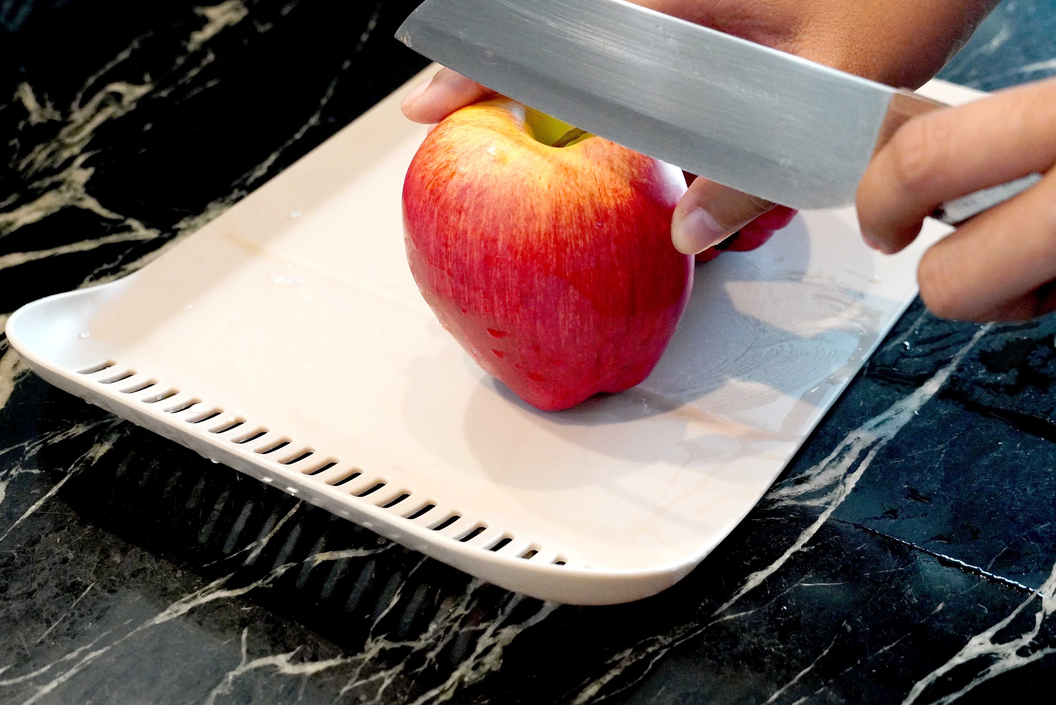 Cutting Board เขียงพลาสติก มีตะแกรงล้างในตัว JP Quality 21x32x4 cm สีขาว