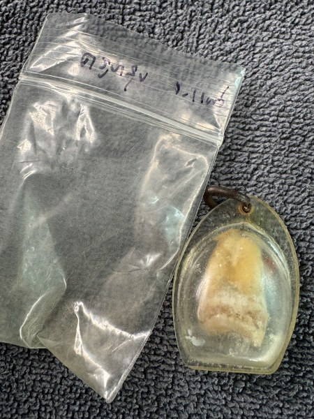 พระทันตธาตุ ครูบาสุข วัดโพธิบุปผาราม จ.แพร่ ผมได้พระทันตธาตุครูบาต่าง ๆ มาจากคุณปู่เสน่ห์ อายุ 83 ปี อดีตรับราชการครู เป็นครู และเป็น ผ.อ. ในโรงเรียนหลายจังหวัดในภาคเหนือตอนล่าง และตอนบน ปลดเกษียณมาแล้ว 23 ปี (บันทึก พ.ศ. 2567)