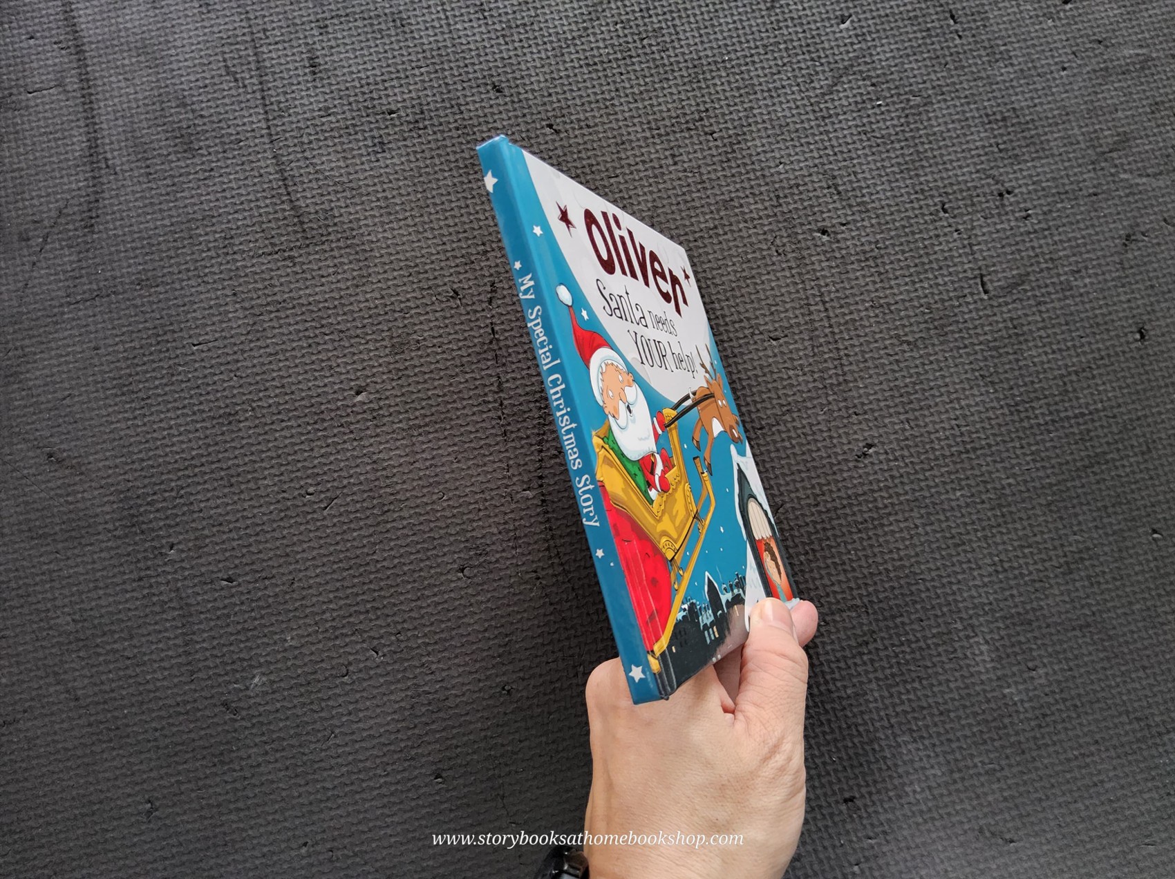 หนังสือนิทานปกแข็ง** 🍅🍅OLIVER SANTA NEEDS YOUR HELP!