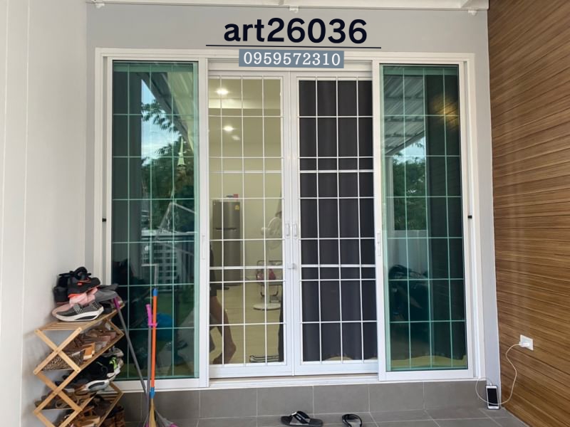 เหล็กดัดพร้อมมุ้งลวด เหล็กดัดมินิมอล กระจกบานสีเขียวเข้ม