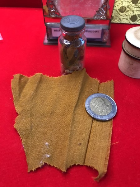 ทันตธาตุหลวงปู่ครูบาชัยยะวงศา พร้อมผ้าจีวรและพระธาตุข้าวบิณฑ์