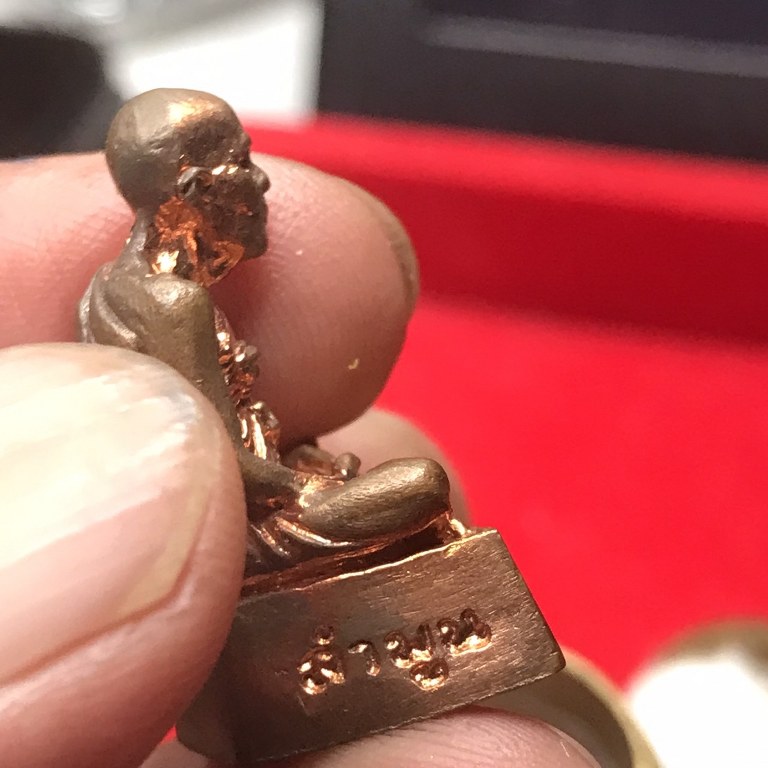 พระทันตธาตุครูบาคำ สังวโร วัดศรีดอนตัน ต.มะเขือแจ้ อ.เมือง จ.ลำพูน ชุดนี้ได้มาจาก พระชัย อายุ 42 ปี เคยอยู่กับ และรับใช้ครูบาคำ ตอนนี้ (พ.ศ.2566) พระชัยจำพรรษาอยู่วัดแม่สารป่าขาม อ.เมือง จ.ลำพูน