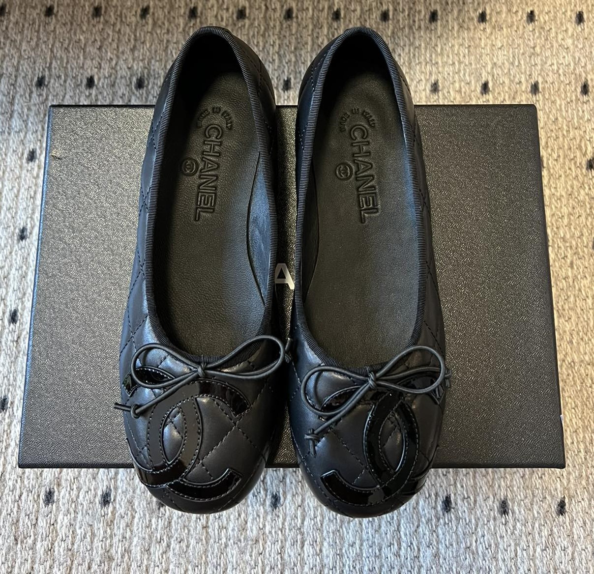 [Pre-order] รองเท้า Chanel Black Leather And Patent CC Ligne Cambon Bow Ballet Flats เกรดที่ดีที่สุด
