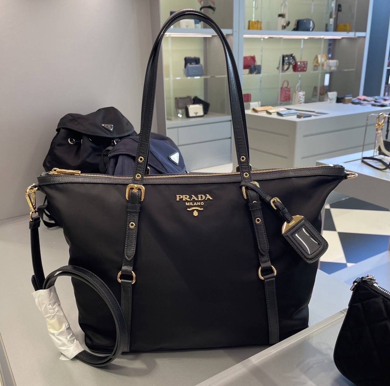 Lot นี้ราคาเดิมอยู่นะคะ New Prada Nylon Top Zip Tote มีสายยาวถอดออกได้