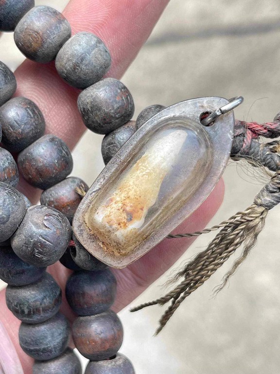 พระทันตธาตุ และประคำครูบาวัดสันโค้ง อ.แม่จัน จ.เชียงราย ได้มาจากคุณครูดนัย อดีตเป็นครูสอนโรงเรียนแม่จันวิทยาคม ปัจจุบันอายุ 79 ปี เปิดร้านอาหารอยู่น อ.แม่จัน ครูดนัยท่านเป็นลูกศิษย์ครูบาวัดสันโค้ง ท่านเล่าว่าได้พระทันตธาตุมาในปี 2519 พร้อมกับประคำ