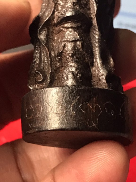 ท่านกวนอู ไม้แกะ มีรอยจาร เนื้อไม้มีสีดำ น้ำหนักไม่มากนัก ได้มาจากอดีตพระวัดพระพุทธบาทห้วยต้ม ชื่อพระจอดี้ เคยรับใช้ครูบาวงศ์ราว ๆ ปี 2537-2543 ท่านเล่าว่าท่านได้มาประมาณปี 2538 ช่างไทยใหญ่แกะถวายให้ครูบาวงศ์เสก เพื่อบูชาติดตัวไปทำงานที่อื่น