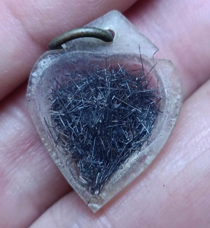 พระเกศาครูบาเจ้าศรีวิชัย และครูบาเจ้าอภิชัยขาวปี จ.ลำพูน จำนวน 5 เลี่ยมนี้ ได้มาจาก ร.ต.ต. ประดิษฐ์ อดีตนายตำรวจบ้านโฮ่ง จ.ลำพูน พระเกศาจำนวน 5 เลี่ยม ลุงประดิษฐ ์ได้มาจากผู้เฒ่าท่านหนึ่งในบ้านปวง อ.ลี้ เมื่อสมัย 30 ปีก่อน ราว ๆ พ.ศ.2532