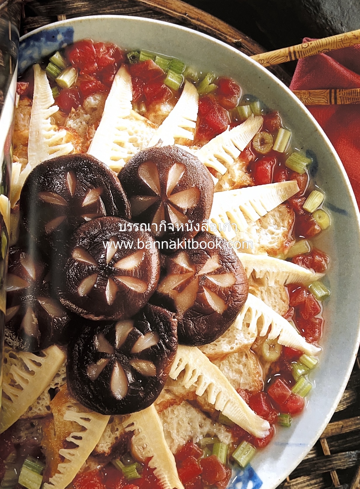 อาหารเครื่องยาจีน : หลักโภชนาการพร้อมสูตรอาหารอายุวัฒนะ โดย : รศ.ดร.ประพิณ มโนมัยวิบูลย์ และคณะ.