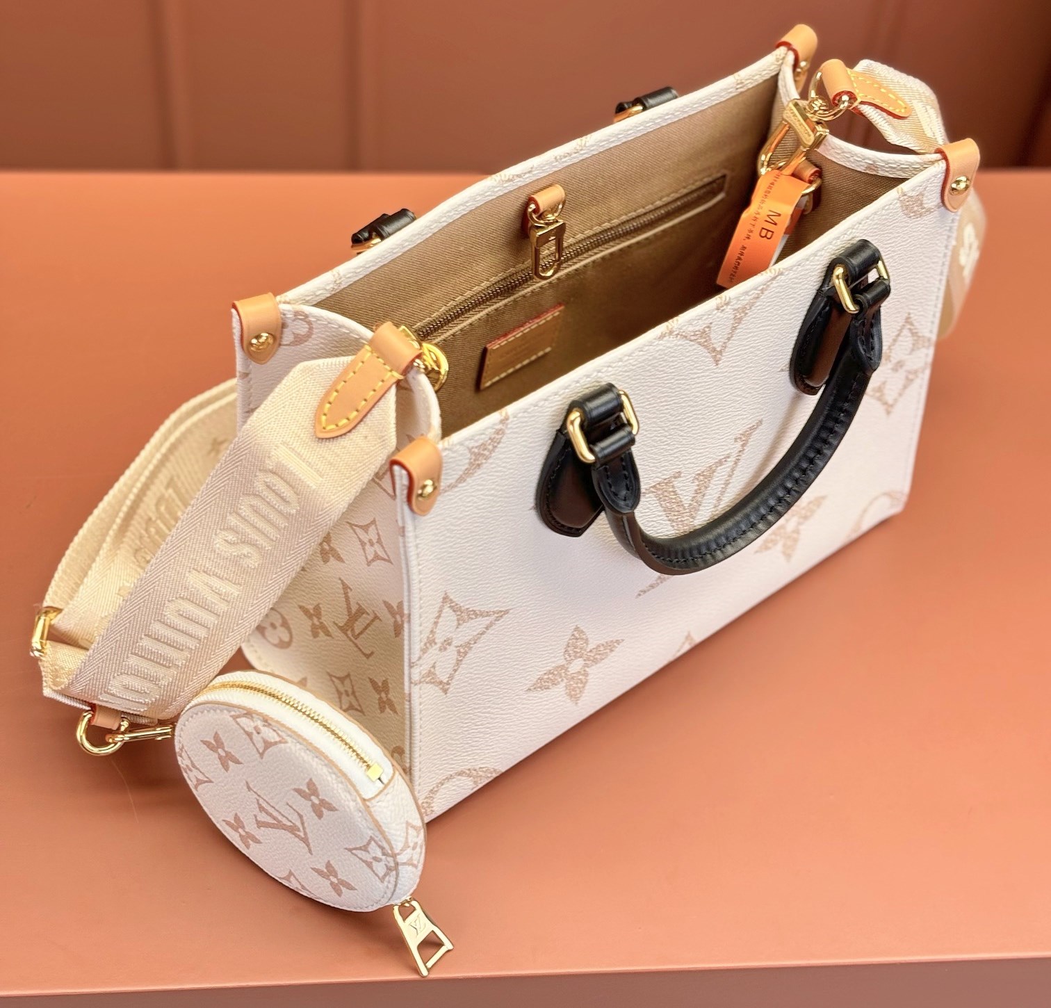 [Pre-order]กระเป๋า Tote bag Louis Vuitton OnTheGo PM M24533 Cream งานคุณภาพที่ดีที่สุด