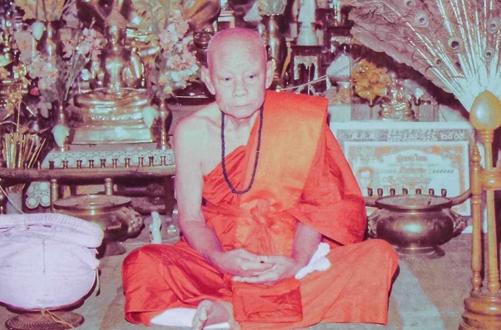 ผ้ากาสายะ จำนวน 3 แผ่น และพระเกศา หลวงปู่ชุ่ม โพธิโก วัดวังมุย จ.ลำพูน เป็นส่วนหนึ่งของผ้ากาสายะที่หลวงปู่ชุ่ม ท่านใช้ครองในระหว่างเข้านิโรธสมาบัติระหว่างวันที่ 15 ถึง 21 มิถุนายน 2518