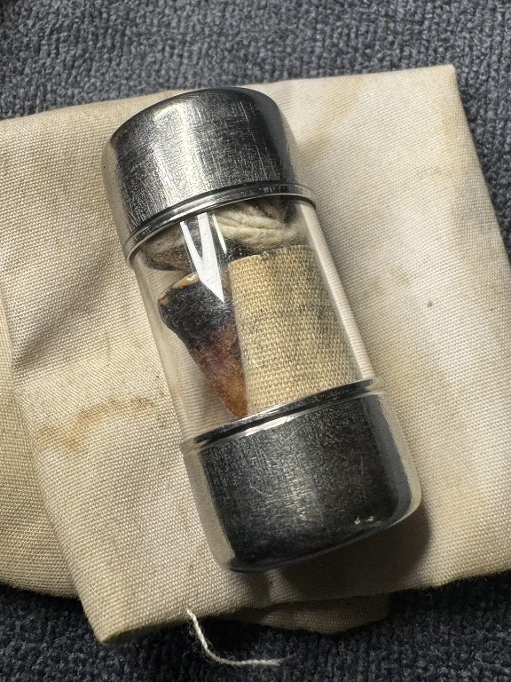 พระทันตธาตุ ครูบาอินทร์ องค์นี้ได้มาจากคุณลุงประเสริฐ อายุ 82 ปี ปัจจุบันยังมีชีวิตอยู่ ลุงประเสริฐ ได้มาจากพ่อผาคำ ซึ่งเสียชีวิตแล้ว พ่อผาคำเป็นศิษย์เรียนวิชา และรับใช้ครูบาอินทร์ ลุงประเสริฐ ได้รับพระทันตธาตุมาจากพ่อผาคำเมื่อปี 2545