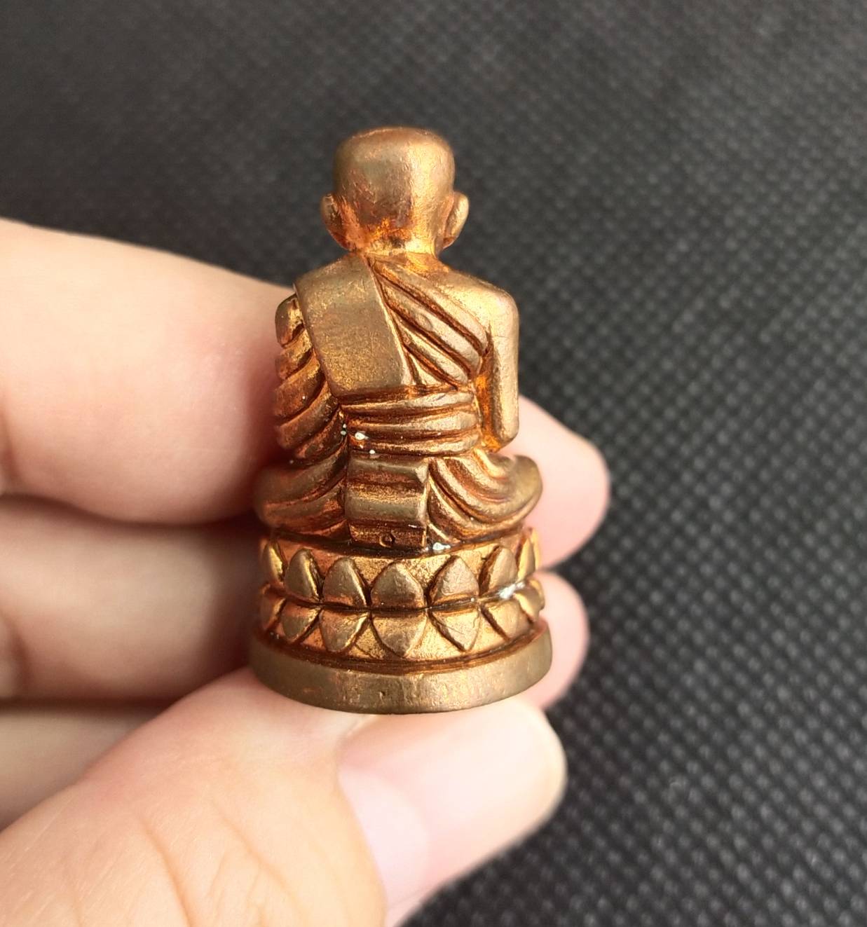 หลวงปู่ทวดลอยองค์ พิมพ์บัวรอบ รุ่นนารายณ์แปลงรูป เนื้อสัมฤทธิ์แดง ปี 2552