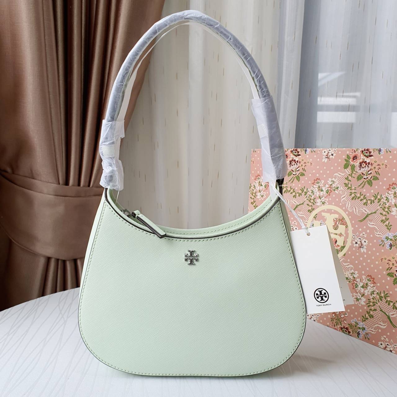 รุ่นใหม่ สายสะพายปรับยาวได้ถึง 25 นิ้วค่ะ🌟 Tory Burch Emerson Zip Shoulder Bag ทรงสุดฮิต หนังซาเฟียโน่ทนทาน ขนาด 9'' (W) x 7'' (H) x 2'' (D)