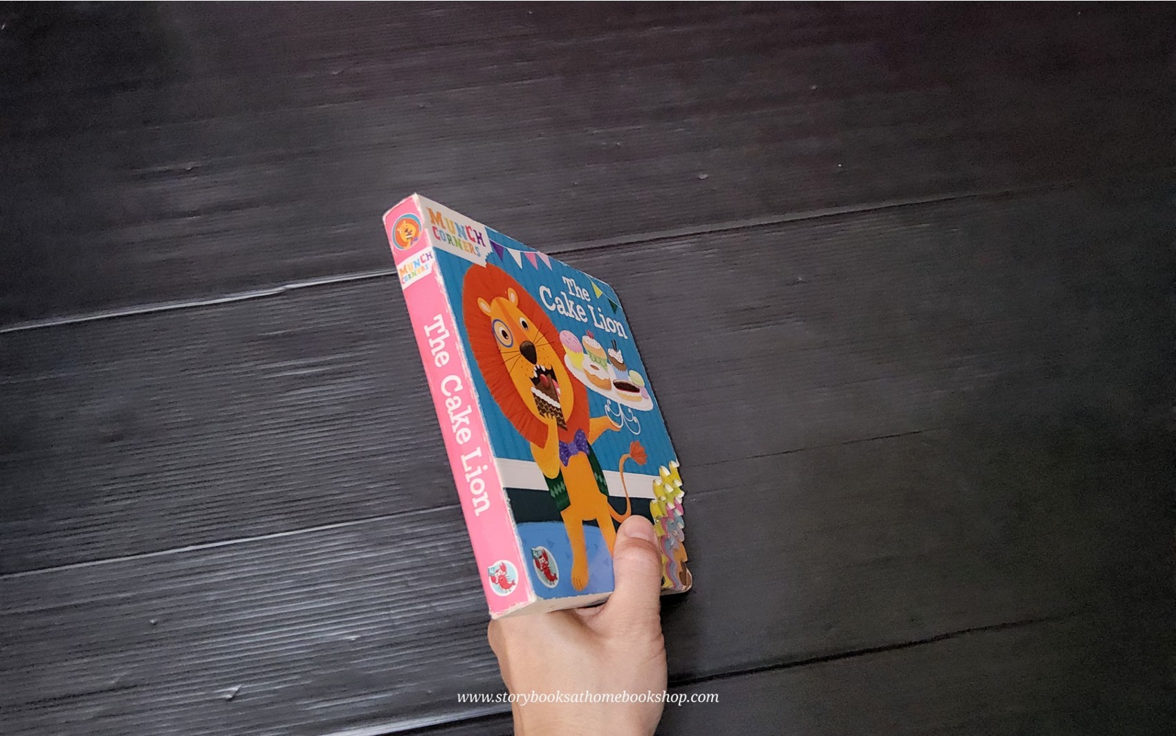 BOARD BOOK ** 🍅🍓MUNCH CORNERS:THE CAKE LION