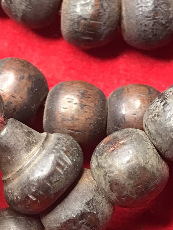 พระทันตธาตุ และประคำครูบาวัดสันโค้ง อ.แม่จัน จ.เชียงราย ได้มาจากคุณครูดนัย อดีตเป็นครูสอนโรงเรียนแม่จันวิทยาคม ปัจจุบันอายุ 79 ปี เปิดร้านอาหารอยู่น อ.แม่จัน ครูดนัยท่านเป็นลูกศิษย์ครูบาวัดสันโค้ง ท่านเล่าว่าได้พระทันตธาตุมาในปี 2519 พร้อมกับประคำ