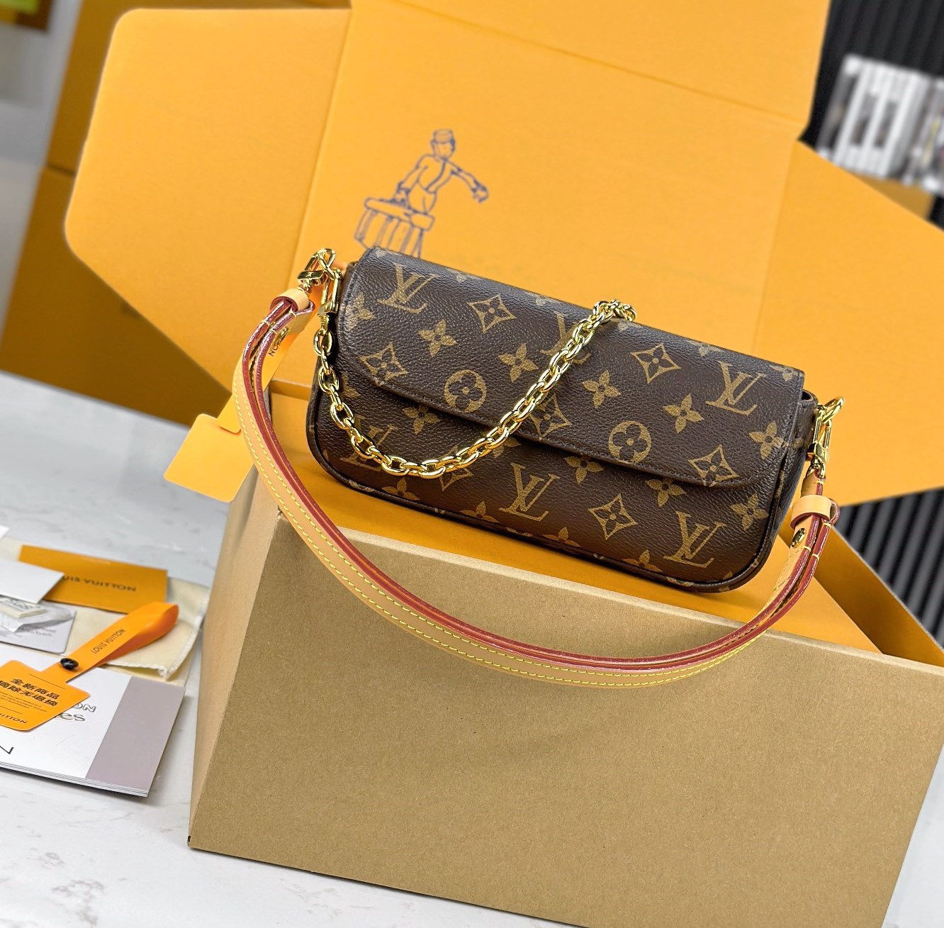 [Pre-order]กระเป๋าสะพาย Louis Vuitton Ivy Wallet on Chain bag Monogram M81911 งานคุณภาพที่ดีที่สุด