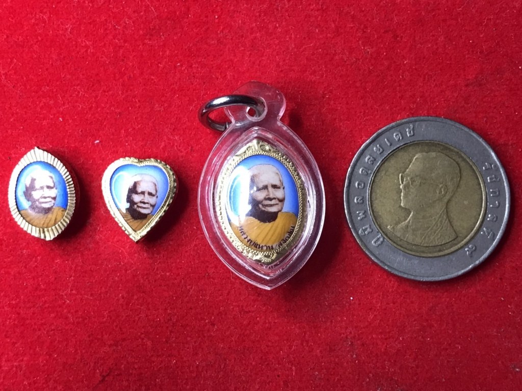 ล็อกเกตหลวงปู่แหวน ประมาณปี 252x ร้านทองสร้างถวาย เป็นทอง 90 บาง ๆ มีโค้ดร้านทอง จำนวน ๓ องค์