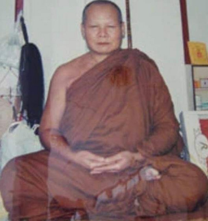 พระทันตธาตุ แกะเป็นรูปพระพุทธ หลวงปู่ขาน วัดบ้านเหล่า อ.เวียงเชียงรุ่ง จ.เชียงราย ได้มาจากครูประหยัด อายุ ๖๐ ปี (บันทึก พ.ศ.๒๕๖๖) เคยสอนอยู่ที่โรงเรียนสันโค้ง จ.เชียงราย ปัจจุบัน (พ.ศ.๒๕๖๖) เกษียณอายุแล้ว เดิมทีเลี่ยมทองไว้ แต่ได้แกะทองไปขายแล้ว