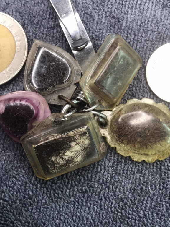 พระเกศาครูบาเจ้าศรีวิชัย และครูบาเจ้าอภิชัยขาวปี จ.ลำพูน จำนวน 5 เลี่ยมนี้ ได้มาจาก ร.ต.ต. ประดิษฐ์ อดีตนายตำรวจบ้านโฮ่ง จ.ลำพูน พระเกศาจำนวน 5 เลี่ยม ลุงประดิษฐ ์ได้มาจากผู้เฒ่าท่านหนึ่งในบ้านปวง อ.ลี้ เมื่อสมัย 30 ปีก่อน ราว ๆ พ.ศ.2532