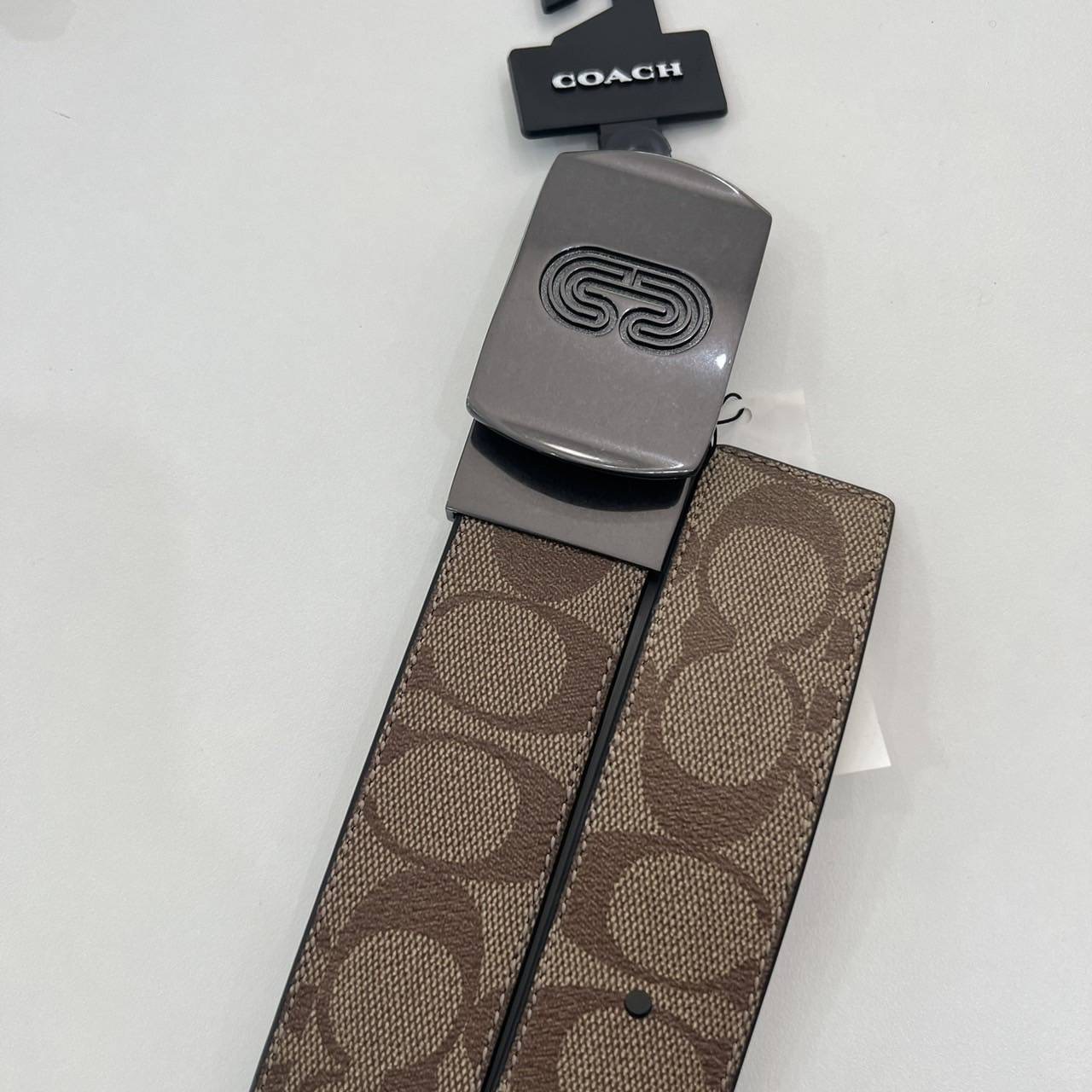 New COACH Plaque Buckle Cut To Size Reversible Belt เข็มขัดชาย หัวทึบสีดำรมควัน ✔สายหนังสีดำ-สีเทาดำลายซี กลับใช้ได้ 2 ด้านคุ้มค่ะ ✔ขนาด: กว้าง 1.4นิ้ว / ยาว 49นิ้ว ✔