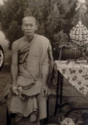 พระทันตธาตุครูบาเตชา หรือครูบาเต๋จ๊ะ วัดช่างกระดาษ จ.เชียงใหม่ ได้มาจากปู่กร หรือลุงกร อดีตนายช่างชลประทาน ท่านเป็นช่างทำงานอยู่หลายจังหวัดในภาคเหนือ ลำปาง เชียงราย ลำพูน เชียงใหม่ ตาก ปัจจุบัน อายุ 81 ปี ได้พระทันตธาตุและพระเกศา จากปู่กร จำนวน 8