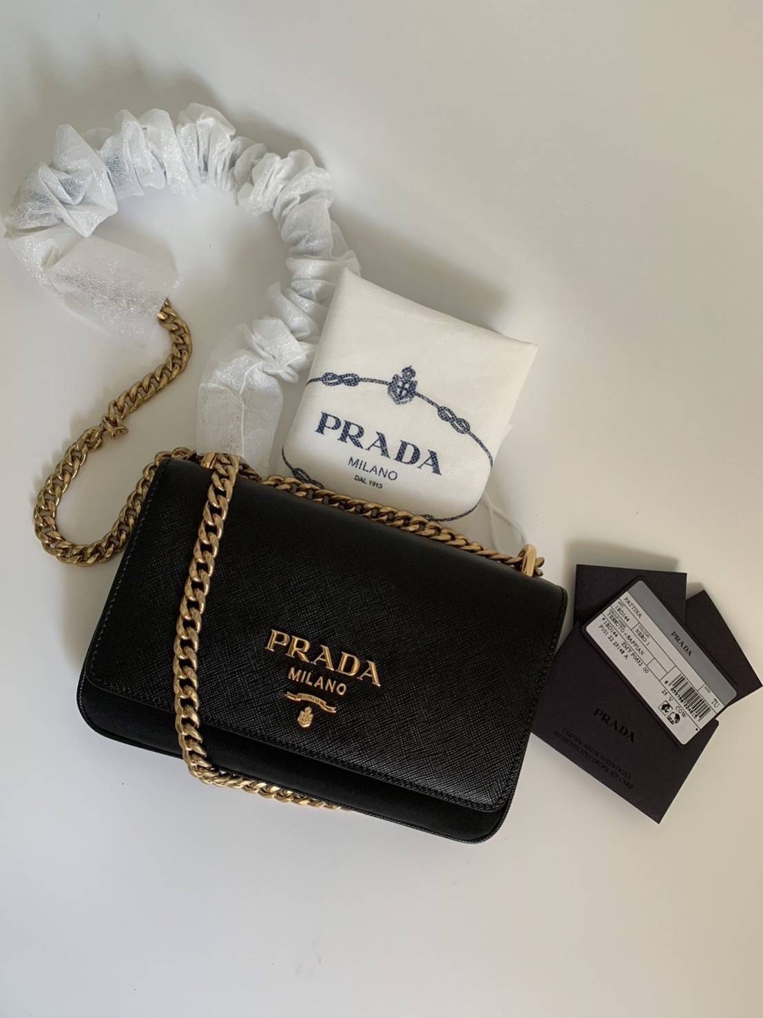 New Prada Pattina หนัง saffiano อะไหล่ทอง มี 2 ช่องใส่ของ สะพายได้ 2 แบบค่ะ