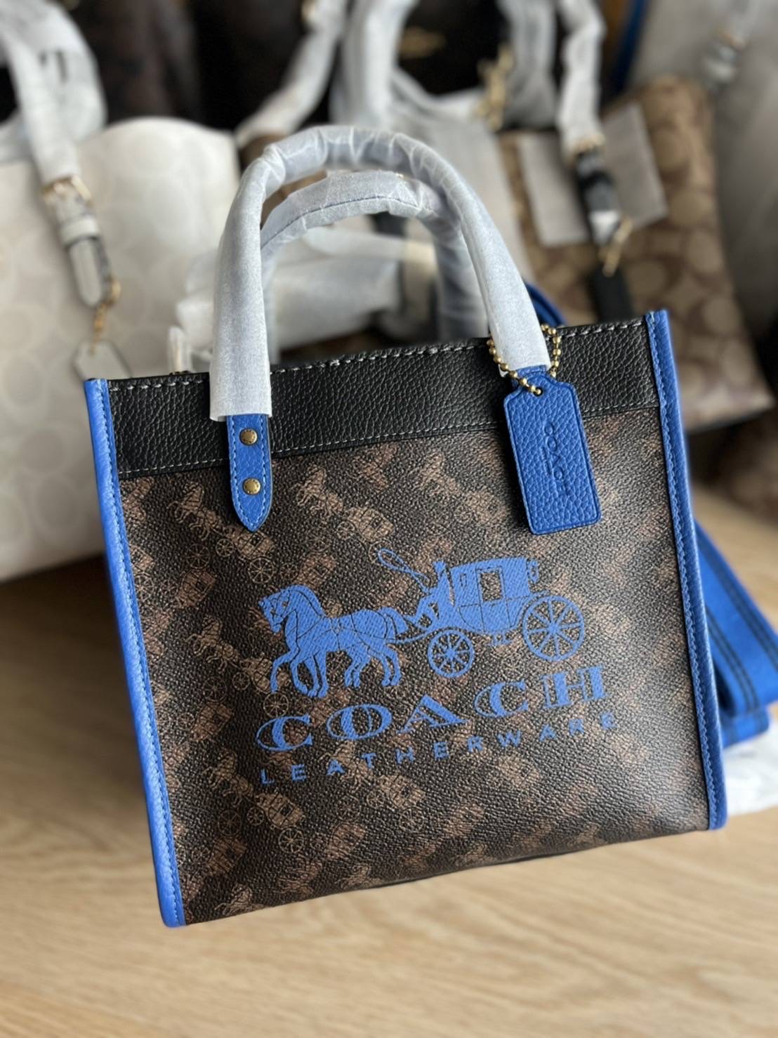 New Coach Field Tote 22 With Horse And Carriage Print And Carriage Badge