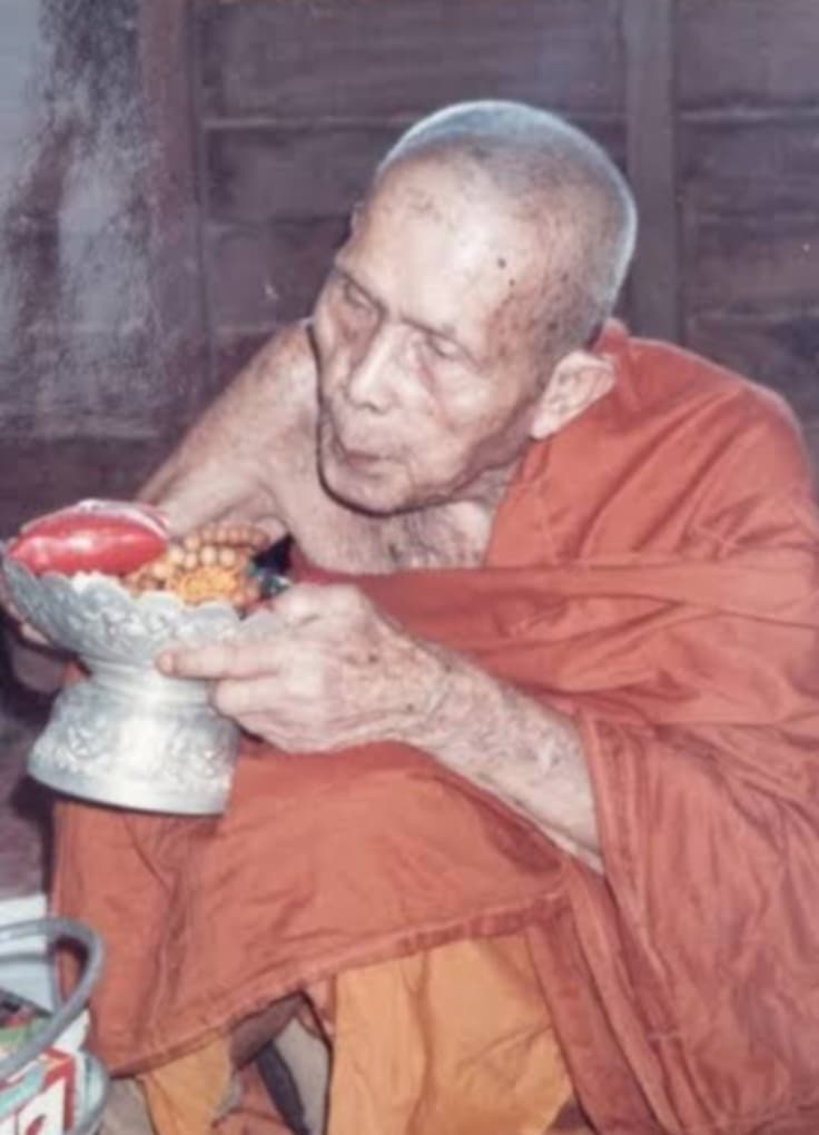 พระเกศา ครูบาอิ่นแก้ว วัดศรีดอนมูล จ.เชียงราย ได้มาจากปู่กร หรือลุงกร อดีตนายช่างชลประทาน ท่านเป็นช่างทำงานอยู่หลายจังหวัดในภาคเหนือ ลำปาง เชียงราย ลำพูน เชียงใหม่ ตาก ปัจจุบัน อายุ 81 ปี ได้พระทันตธาตุและพระเกศา จากปู่กร จำนวน 8 รายการ