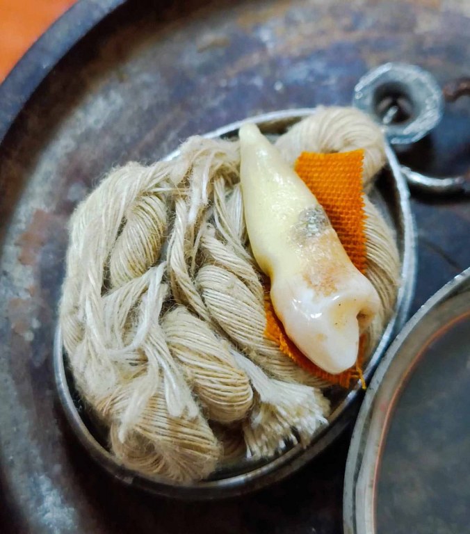 พระทันตธาตุ ครูบาบุญมา วััดบ้านฮวก ต.ภูซาง จ.พะเยา ได้มาจากคุณจักรกฤษณ์ฯ อายุ 45 ปี ได้รับมาจากคุณพ่ออีกทอดหนึ่ง ชื่อสุงเกิด เสียชีวิตเมื่่อ พ.ศ. 2558 ลุงเกิดมีอาชีพ ตำรวจเก่า ใน อ.ภูซาง ท่านเป็นลูกศิษย์คูบาบุญมา ได้รับพระทันตธาตุมาในปี 2548