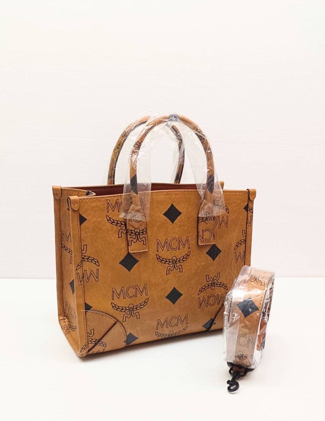 พร้อมส่งทุกสี New Mcm Small München Tote Sz.Sz. 9” (L) x 7” (H) x 3” (D) อุปกรณ์.ถุงผ้า/การ์ด