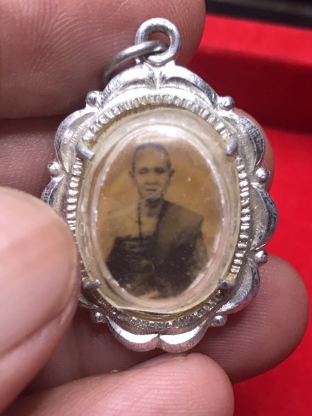 ๑. ตะกรุดเงินจารมือครูบาชุ่ม โพธิโก ๒. รูปถ่ายเก่าด้านหน้าครูบาเจ้าศรีวิชัย ด้านหลังครูบาชุ่ม โพธิโก ๓. พระเกศาครูบาชุ่ม โพธิโก ปิดทอง ๔. พระอัฐิธาตุ ครูบาชุ่ม โพธิโก ได้มาจากลุงดิศ อายุกว่า ๖๐ ปีแล้ว เป็นของรุ่นคุณพ่อชื่อพ่อหนานมี ชาวประตูป่า จ.ลำพูน