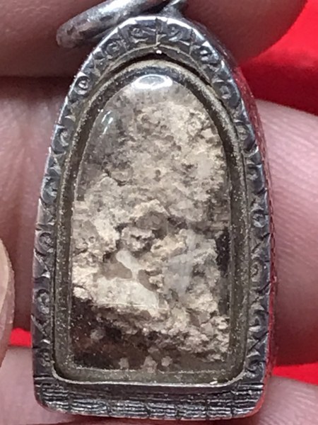 ๑. ตะกรุดเงินจารมือครูบาชุ่ม โพธิโก ๒. รูปถ่ายเก่าด้านหน้าครูบาเจ้าศรีวิชัย ด้านหลังครูบาชุ่ม โพธิโก ๓. พระเกศาครูบาชุ่ม โพธิโก ปิดทอง ๔. พระอัฐิธาตุ ครูบาชุ่ม โพธิโก ได้มาจากลุงดิศ อายุกว่า ๖๐ ปีแล้ว เป็นของรุ่นคุณพ่อชื่อพ่อหนานมี ชาวประตูป่า จ.ลำพูน