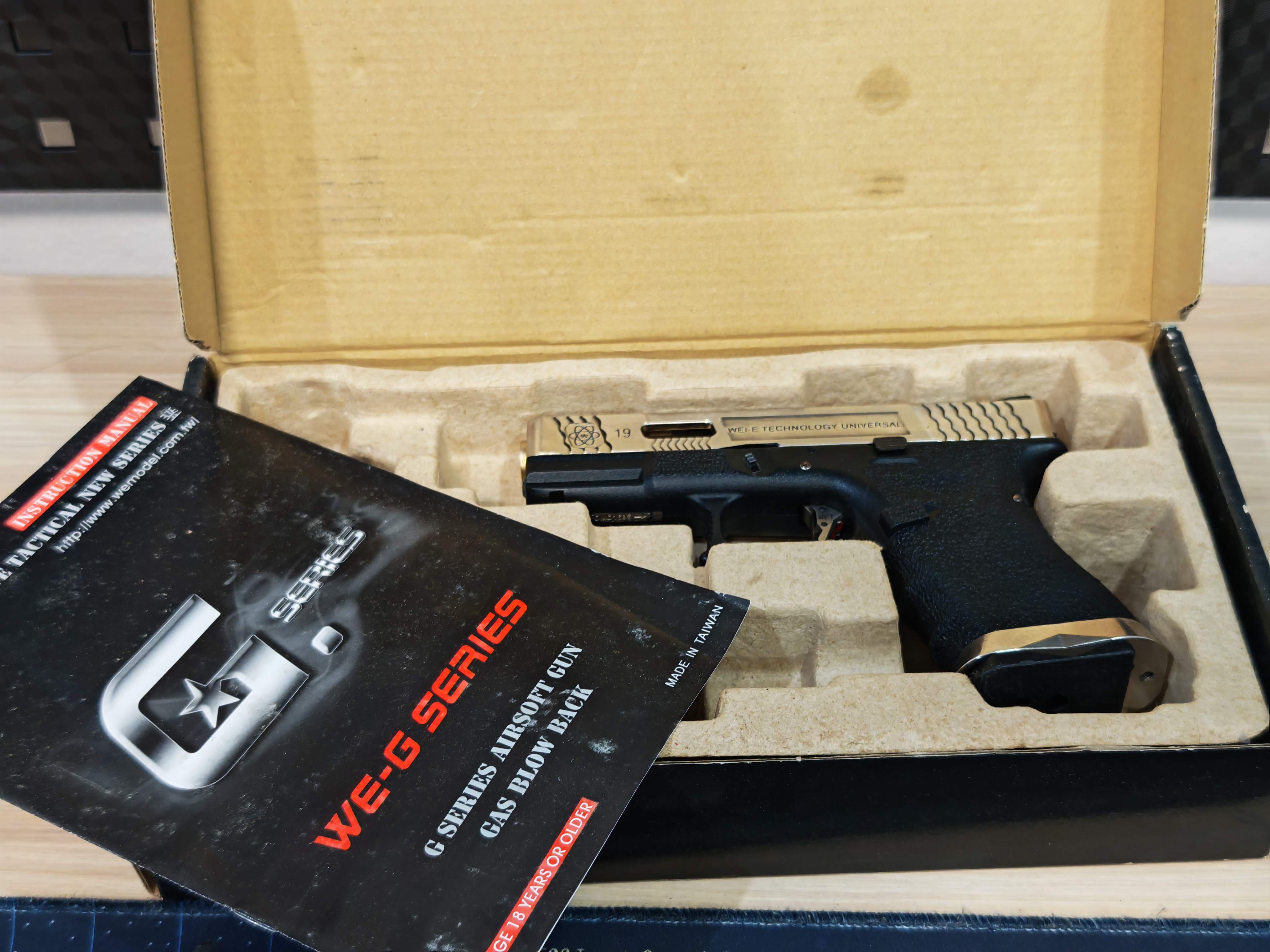 WE Glock19 G-Force Custom เฟรมดำ สไลด์เงิน ลำกล้องทอง GBB BB Gun บีบีกัน แบบแก๊ส ปืนอัดลม มือสอง Airsoft Gun