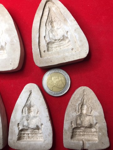 แม่พิพม์พระพุทธชินราช ได้มาจากคุณครูท่านหนึ่ง บอกว่าคุณพ่อได้มาจาก ท่่านที่เป็นคณะกรรมการวัด วัดป่าดอนมูล ใช้สำหรับปั๊มมวลสารชานหมากเกศา หลวงปู่คำแสน คุณาลังกาโร เพื่อแจกศรัทธา