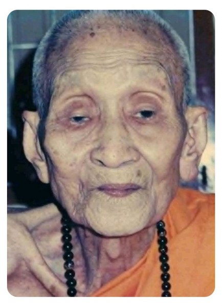 พระทันตธาตุ ครูบาสุข วัดโพธิบุปผาราม จ.แพร่ ผมได้พระทันตธาตุครูบาต่าง ๆ มาจากคุณปู่เสน่ห์ อายุ 83 ปี อดีตรับราชการครู เป็นครู และเป็น ผ.อ. ในโรงเรียนหลายจังหวัดในภาคเหนือตอนล่าง และตอนบน ปลดเกษียณมาแล้ว 23 ปี (บันทึก พ.ศ. 2567)