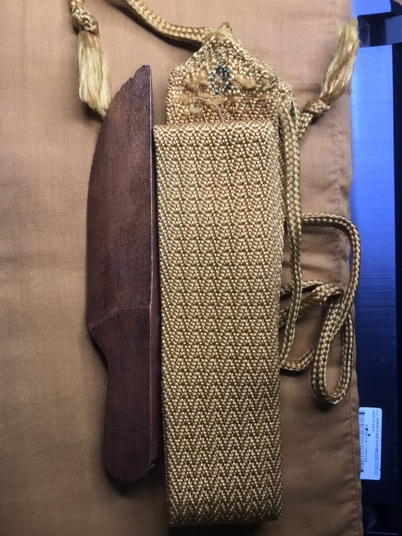 ผ้าจีวร รัดประคต และมีดไม้ (มีดแหก) ครูบาวงศ์ ได้มาจากอดีตพระวัดพระพุทธบาทห้วยต้ม ชื่อพระจอดี้ ปัจจุบัน (บันทึก เดือน พ.ค.2566) พระจอดี้ท่านสึกมาได้ 5-6 เดือนแล้ว ท่านเล่าว่าผ้าจีวรชุดนี้ ท่านได้มาประมาณปี 2537 บวก/ลบ 2-3 ปี เพราะท่านจำไม่ค่อยได้แล้ว