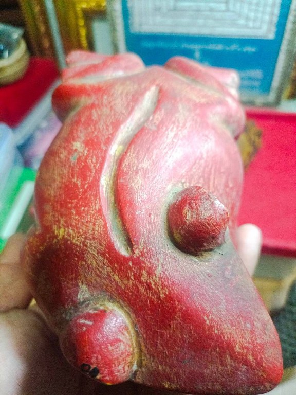 กบแดง ไม้แกะ มีรอยจาร ครูบาชัยยยะวงศา วัดพระพุทธบาทห้วยต้ม จ,ลำพูน ได้มาจากหนานป๋อง อายุ 64 ปี เคยบวชรับใช้ครูบาวงศ์ สึกเมื่อปี 2553 สึกออกมาเป็นฆาราวาส อาศัยอยู่ที่บ้านป่าไผ่ อ.ลี้ ได้รับของหลายชิ้นมาจากครูบาวงศ์ หลวงปู่เสกให้ในกุฏิ มอบให้หนานป๋อง