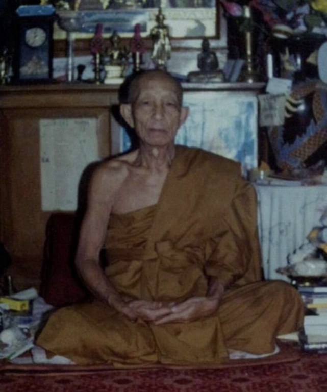 พระทันตธาตุ ครูบาศรี วัดดอนมูล อ.แม่่จัน จ.เชียงราย องค์นี้ได้มาจากคุณพิทักษ์ฯ อดีตเจ้าหน้าที่ไปรษณีย์ อ.แม่จัน ปัจจุบัน อายุ 72 ปี คุณพิทักษ์ เป็นญาติกับครูบาศรี และรับใช้ครูบาศรีตั่งแต่ปี 2530-2538 ได้รับพระทันตธาตุองค์นี้มาเมื่อปี 2538