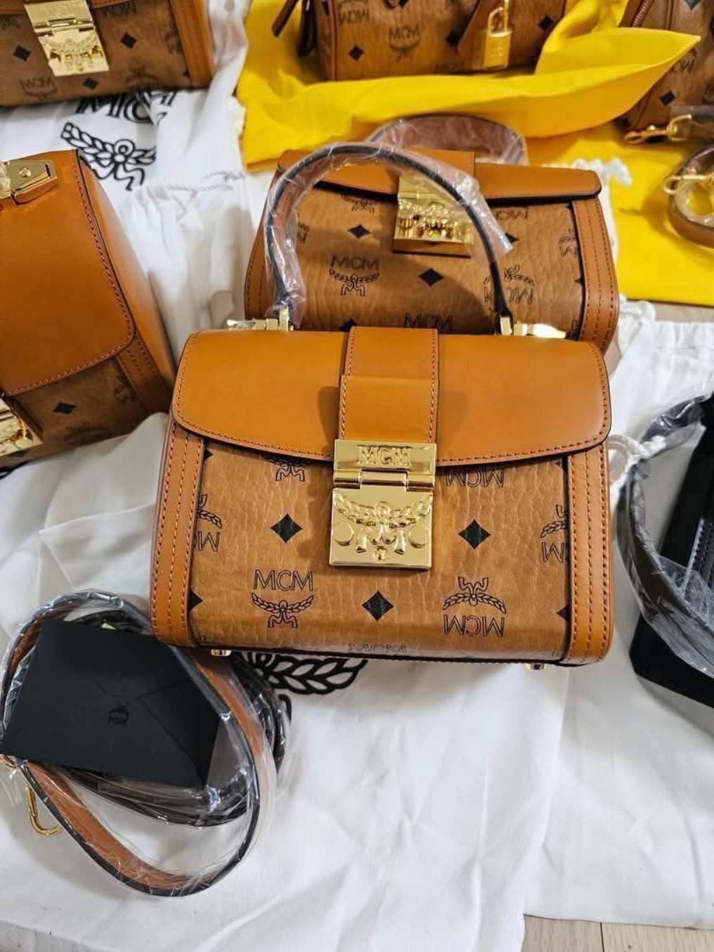New Mcm tracy tophandle crossbody 14.0 x 18.0 x 10.0 ซม. อุปกรณ์.ถุงผ้า/การ์ด