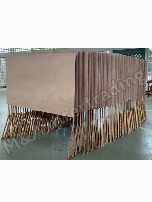 กระดานไม้อัดพร้อมขาตั้ง