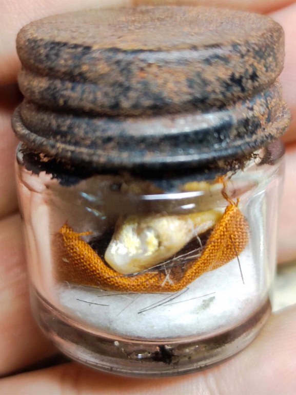 พระทันตธาตุ ครูบาข่าย วัดหมูเปิ้ง หมู่บ้านเหมืองจี้ อ.เมือง จ.ลำพูน ได้มาจากลุงเล็ก เหมืองจี้ อายุ 72 ปี (บันทึก พ.ศ.2567) ท่านเป็นศิษย์ครูบาข่าย และดูแลครูบาข่าย ลุงเล็ก เสียชีวิตเมื่อเดือนตุลาคม 2566